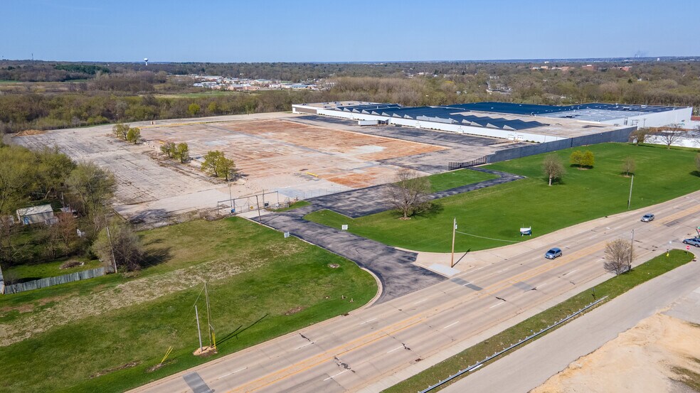 More Photos Of 4000 Auburn St, Rockford Distribution For Lease