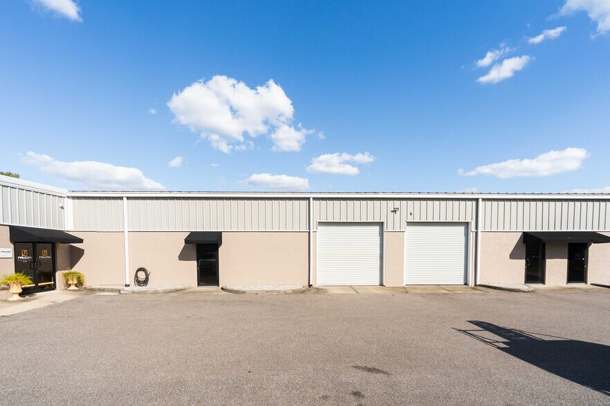 More Photos Of 440 Roberts Rd, Oldsmar Warehouse For Lease