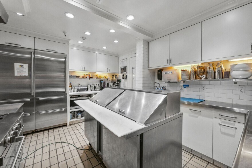 More Photos Of 543 Park Ave, Park City Hotel For Sale