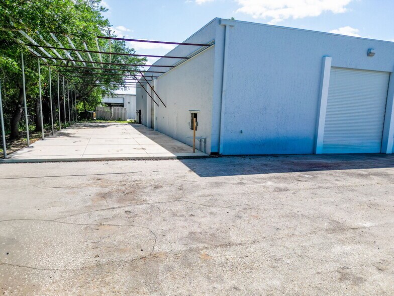 More Photos Of 5524 Independence Ct, Punta Gorda Warehouse For Sale