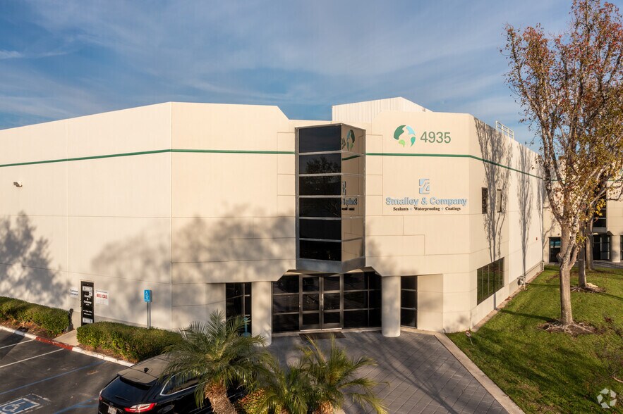 More Photos Of 4935-4945 E Hunter Ave, Anaheim Manufacturing For Lease