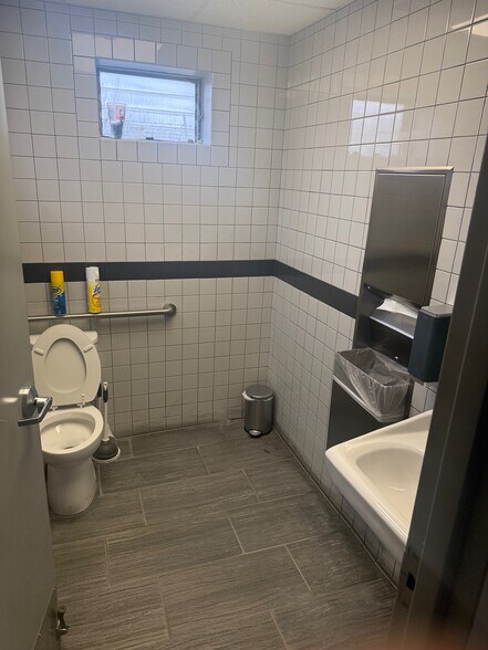 More Photos Of 5313 E Apache St, Tulsa Manufacturing For Lease