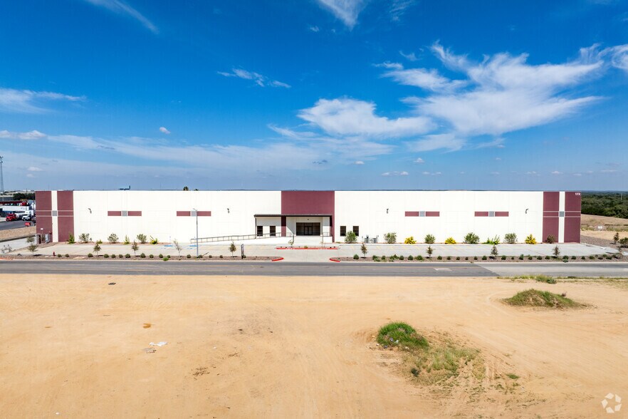More Photos Of 172 Interamerica Blvd, Laredo Warehouse For Lease