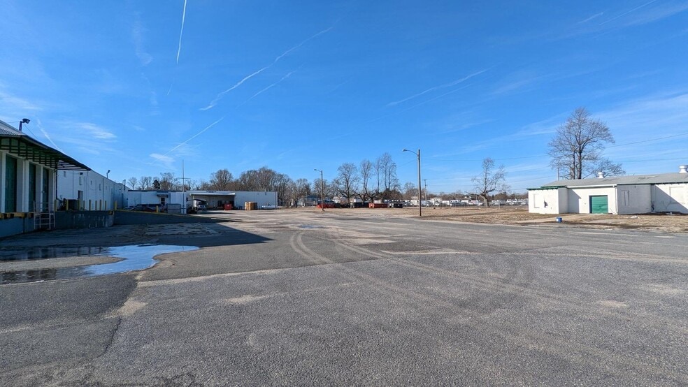 More Photos Of 426 Madison Ave, Woodbine Warehouse For Sale