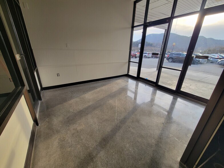 More Photos Of 2726-2708 Lee Hwy, Troutville Freestanding For Lease