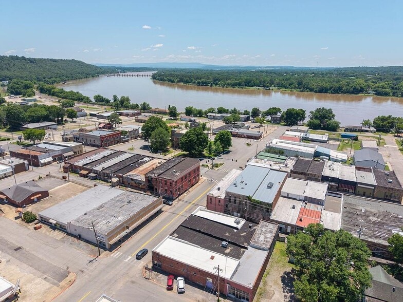 More Photos Of 111 N 3rd St, Ozark General Retail For Sale