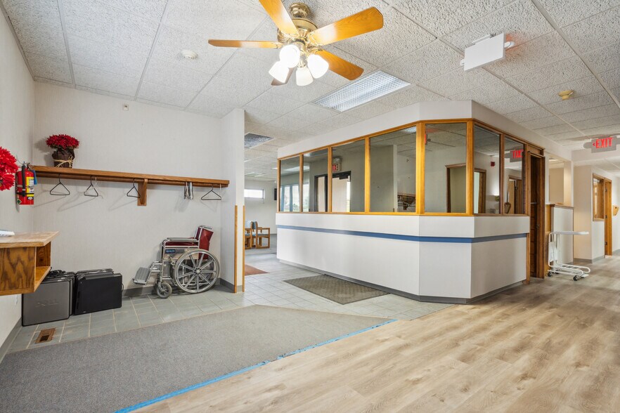 More Photos Of 305 E San Marnan Dr, Waterloo Medical For Sale