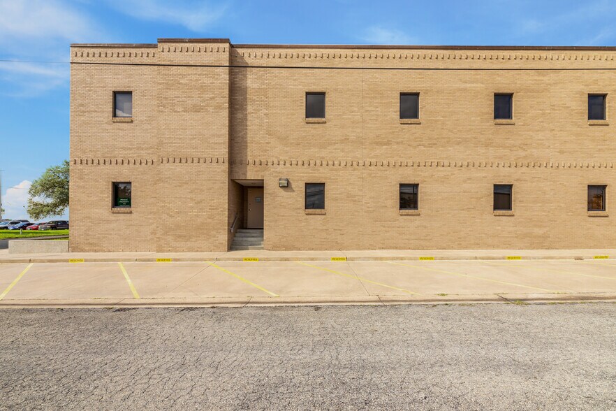 More Photos Of 208 E Houston St, Beeville Office For Sale