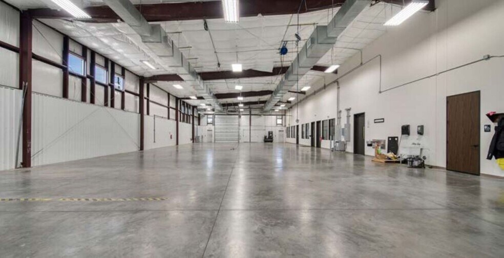 More Photos Of 701 S Persimmon St, Tomball Warehouse For Lease