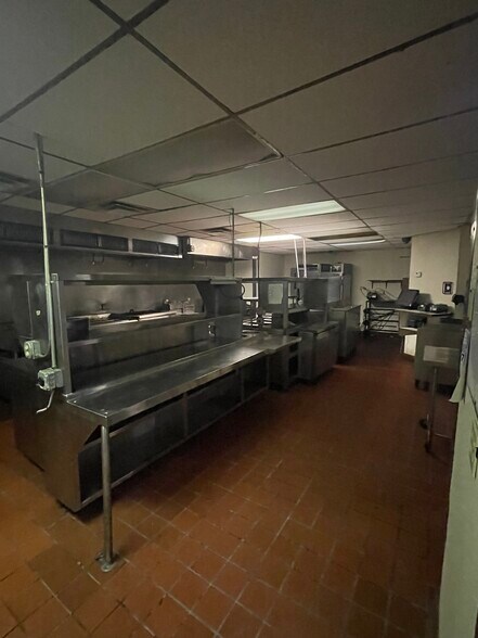 More Photos Of 117 N Mosley St, Wichita Bar For Lease
