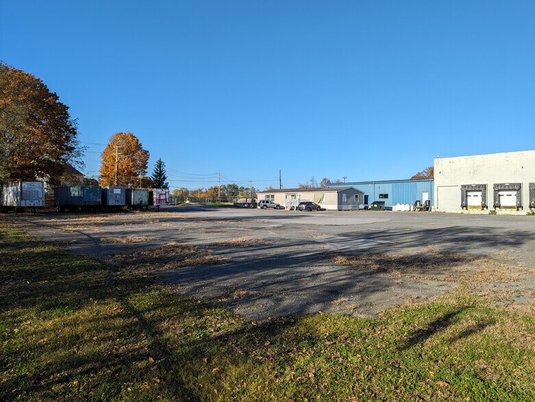 More Photos Of 5 Orchard Dr, Gardiner Warehouse For Lease