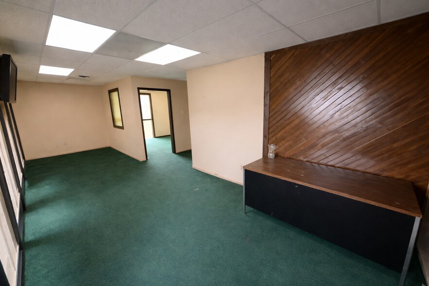More Photos Of 4212 S Hocker Dr, Independence Office For Sale