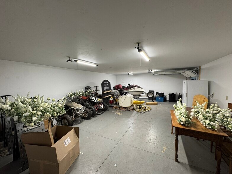 More Photos Of 1125 W Tuckaway Ln, Menasha Showroom For Lease