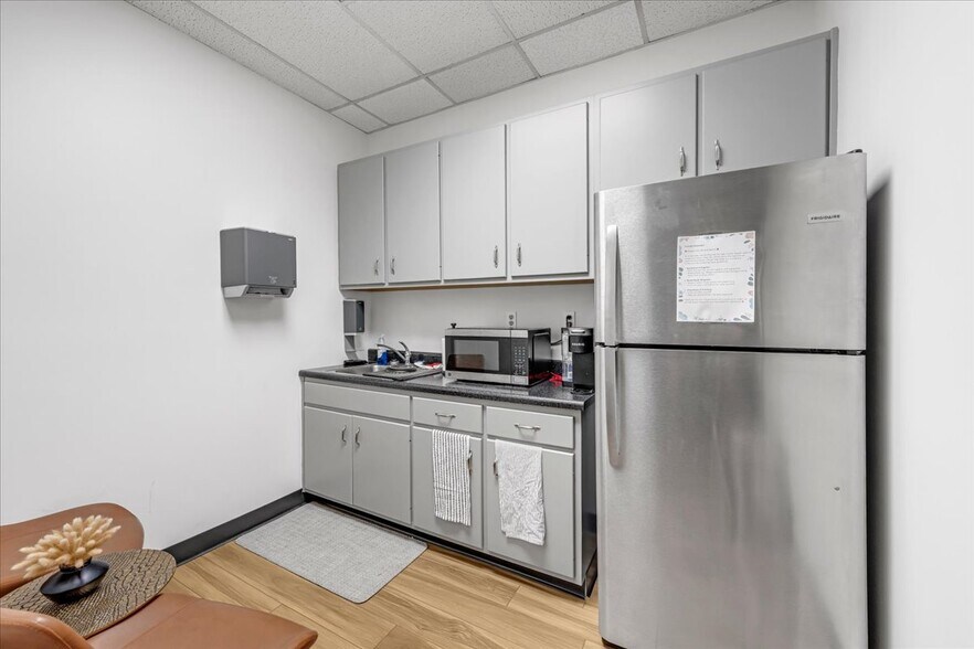 More Photos Of 421 N Broadway, Portland Medical For Sale