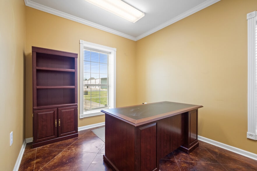 More Photos Of 106 Abigayles Row, Scott Warehouse For Sale