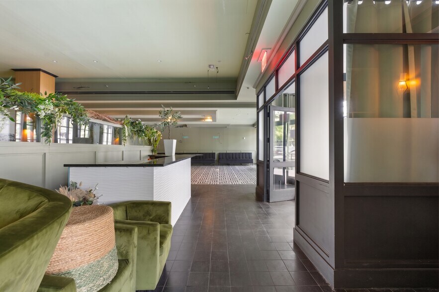 More Photos Of 24 Navy Pier Ct, Staten Island Restaurant For Lease