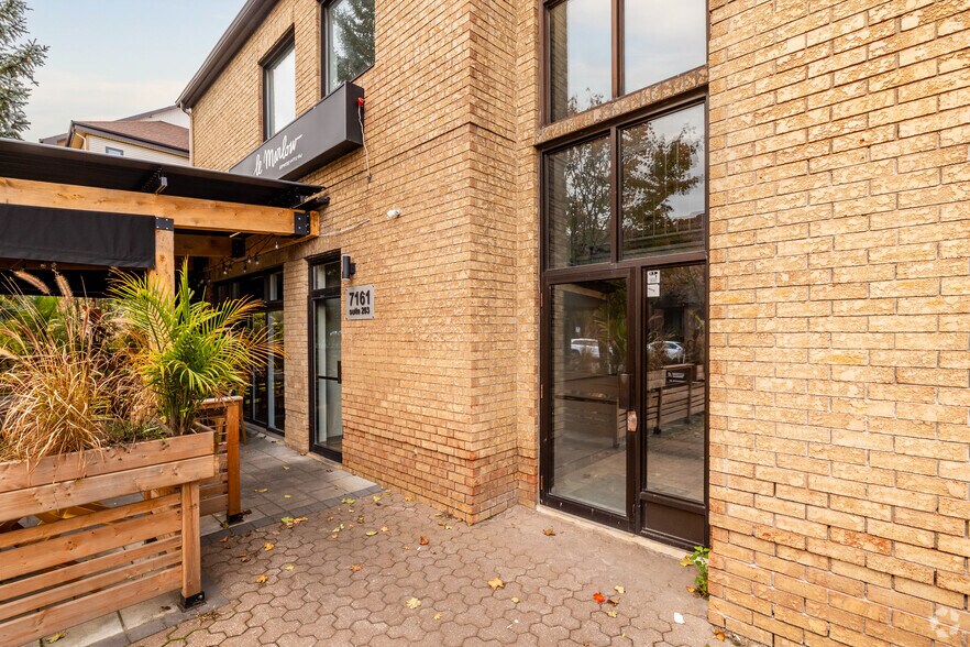 More Photos Of 7161 Boul Cousineau, Saint-hubert Storefront Retail Office For Lease