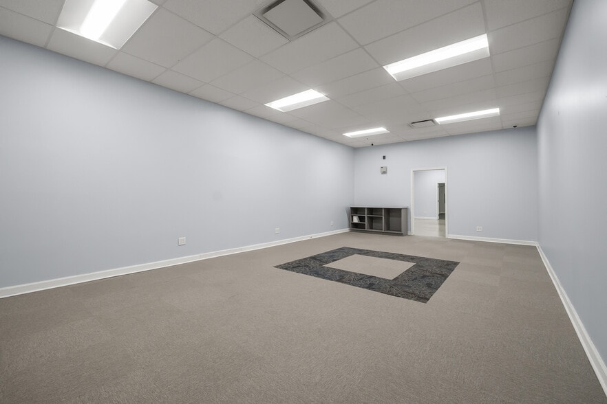 More Photos Of 2613-2617 Executive Point Dr, Monroe Showroom For Lease