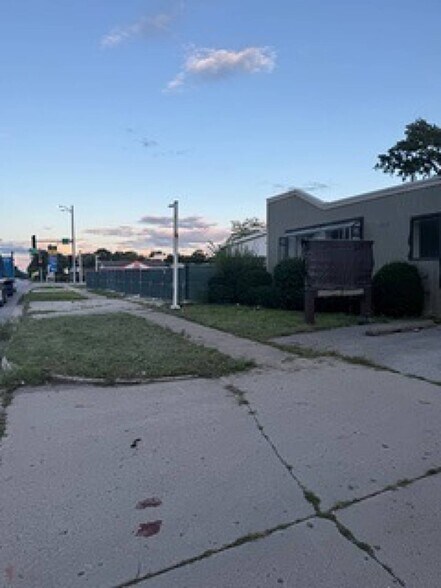 More Photos Of 1815 Dundee Rd, Northbrook Storefront Retail Office For Sale
