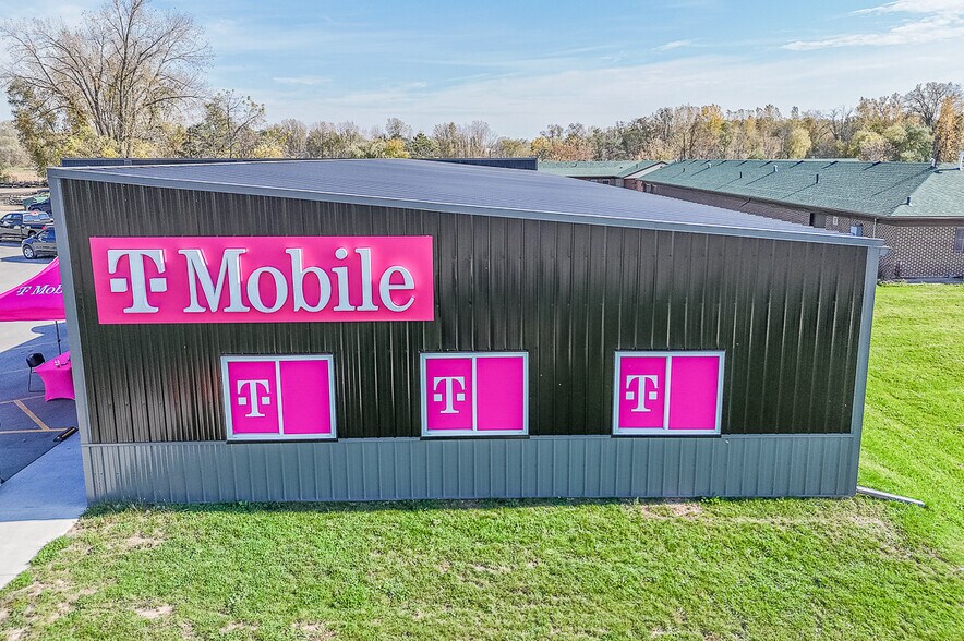 More Photos Of 1186 N Shawano St, New London General Retail For Lease