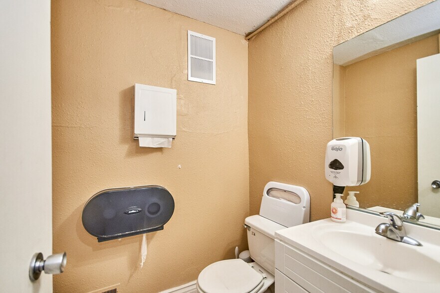 More Photos Of 1532-1538 W Commonwealth Ave, Fullerton Storefront Retail Residential For Lease