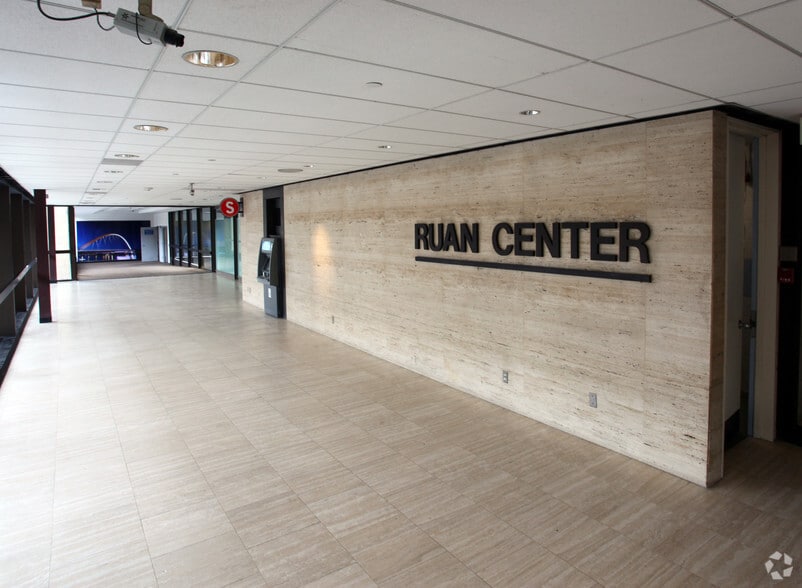 More Photos Of 666 Grand Ave, Des Moines Office For Lease