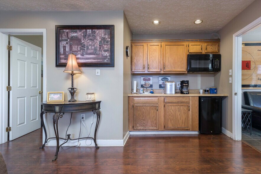 More Photos Of 1545 Berry Blvd, Louisville Auto Dealership For Sale