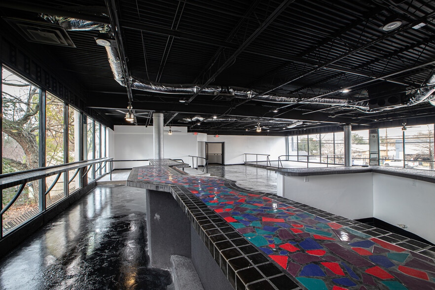 More Photos Of 802 Crosstimbers, Houston General Retail For Sale