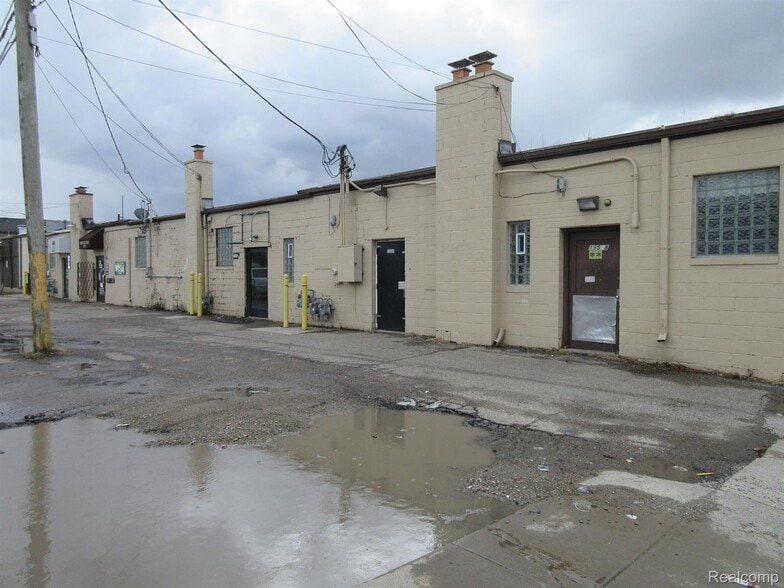 More Photos Of 19528 Kelly Rd, Detroit General Retail For Sale