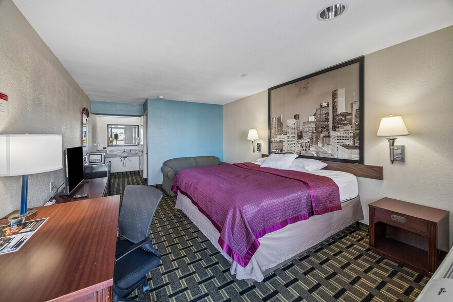 More Photos Of 1931 East Fwy, Baytown Hotel For Sale