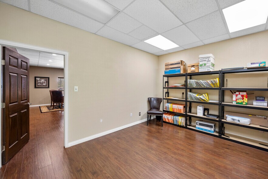 More Photos Of 2313 Roosevelt Dr, Dwg Office For Sale