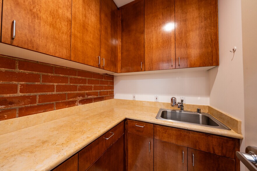 More Photos Of 690 E Green St, Pasadena Office For Lease