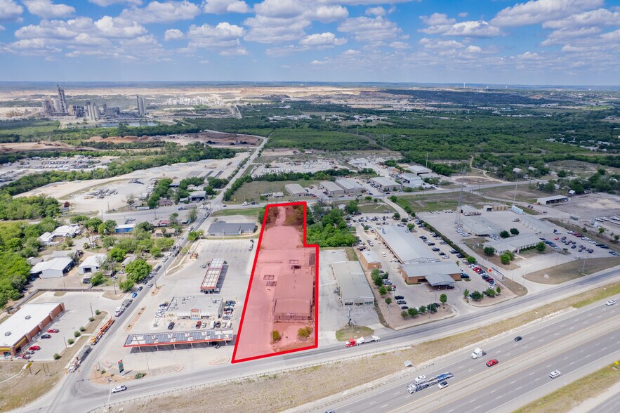 More Photos Of 4320 S Interstate 35, New Braunfels Showroom For Lease