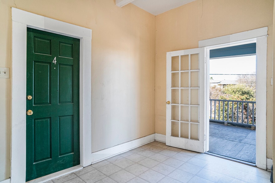 More Photos Of 1110 W Ashby Pl, San Antonio Apartments For Sale