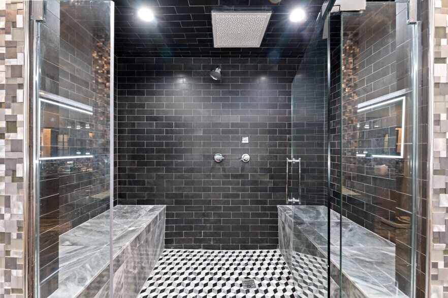 More Photos Of 1400 S Gribble St, Sherman Flex For Sale