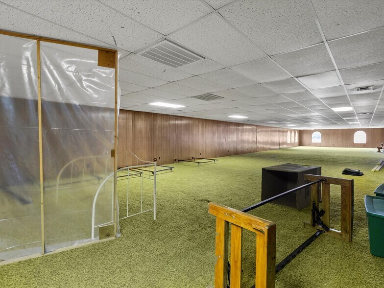 More Photos Of 100 E Broadway St, Lexington Storefront For Sale