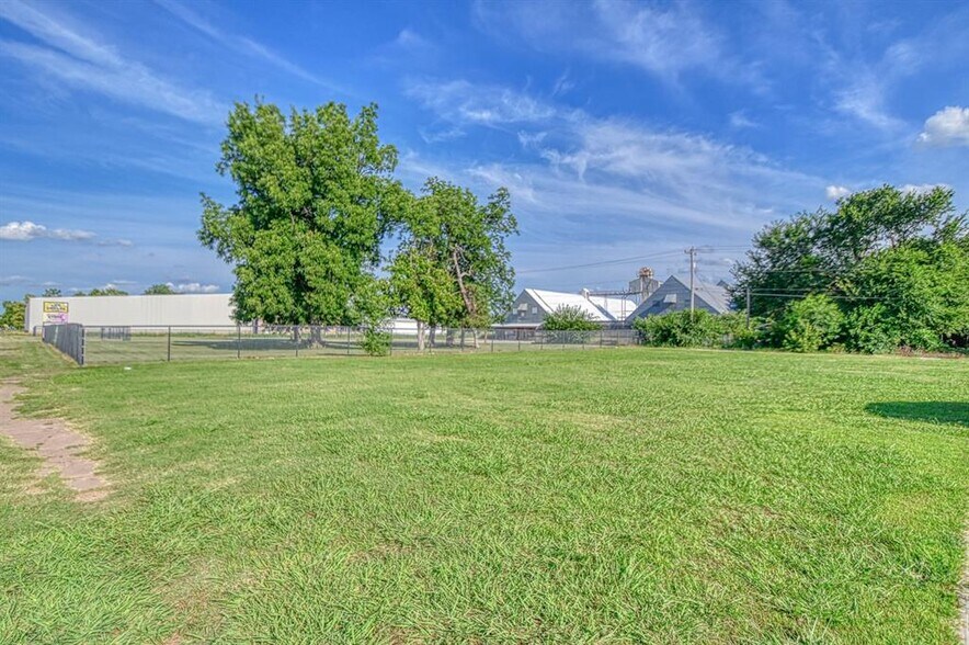 More Photos Of 102 E Central Blvd, Anadarko Freestanding For Sale