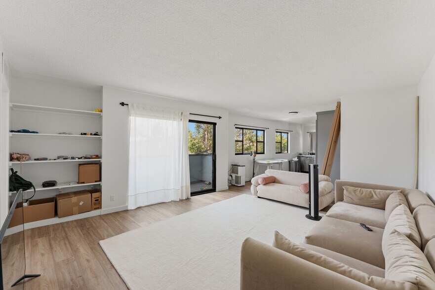 More Photos Of 5810 San Vicente Blvd, Los Angeles Apartments For Sale