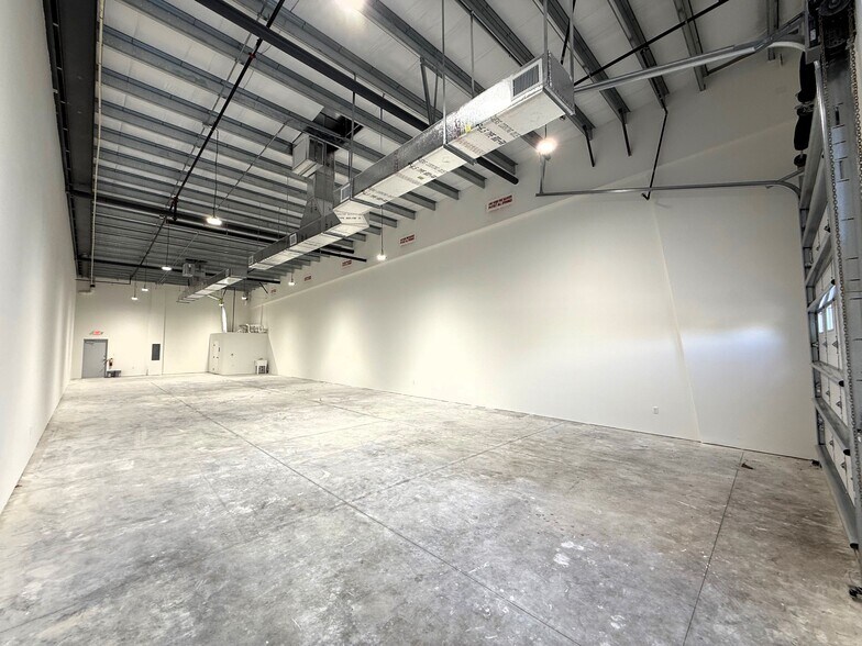 More Photos Of 5651 Shirley St, Naples Light Distribution For Lease