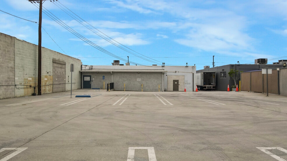 More Photos Of 3401 Winona Ave, Burbank Warehouse For Sale