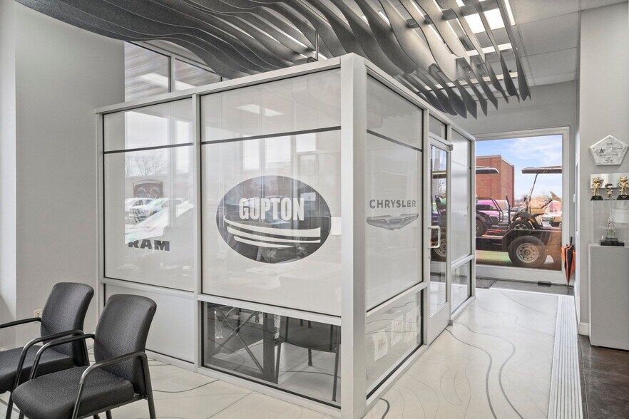 More Photos Of 3450 Tom Austin Hwy, Springfield Auto Dealership For Lease