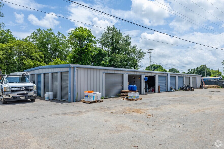 More Photos Of 2526-2530 Duplex Rd, Spring Hill Showroom For Sale