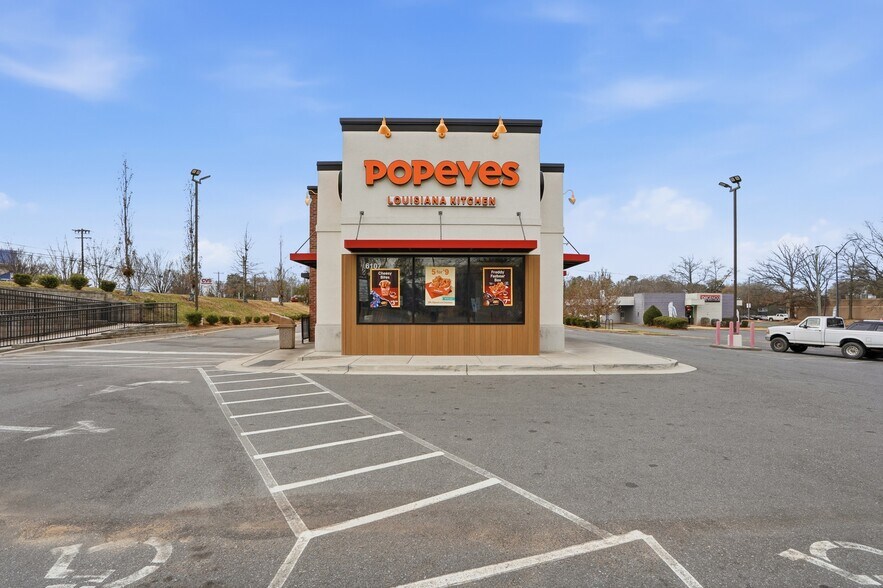 More Photos Of 6107 The Plaza, Charlotte Freestanding For Lease