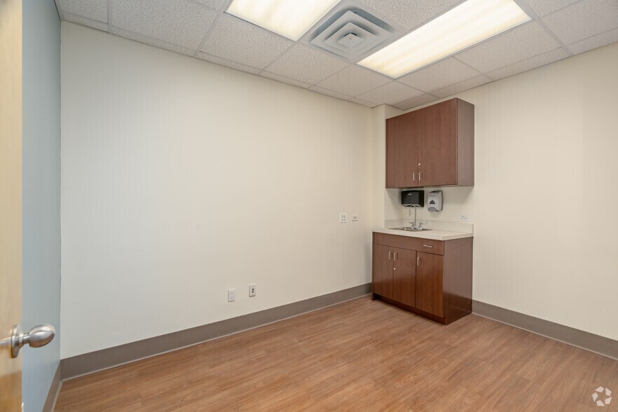 More Photos Of 211-20 Union Tpke, Oakland Gardens Storefront Retail Office For Lease