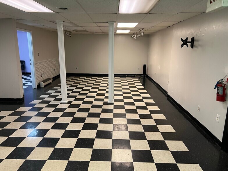 More Photos Of 8022 Old Alexandria Ferry Rd, Clinton Flex For Sale