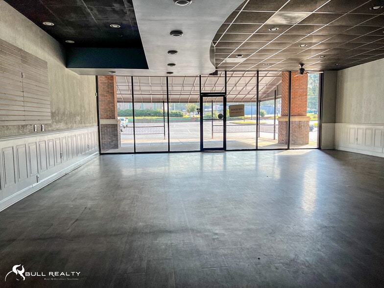 More Photos Of 923-995 Maple St, Carrollton General Retail For Lease