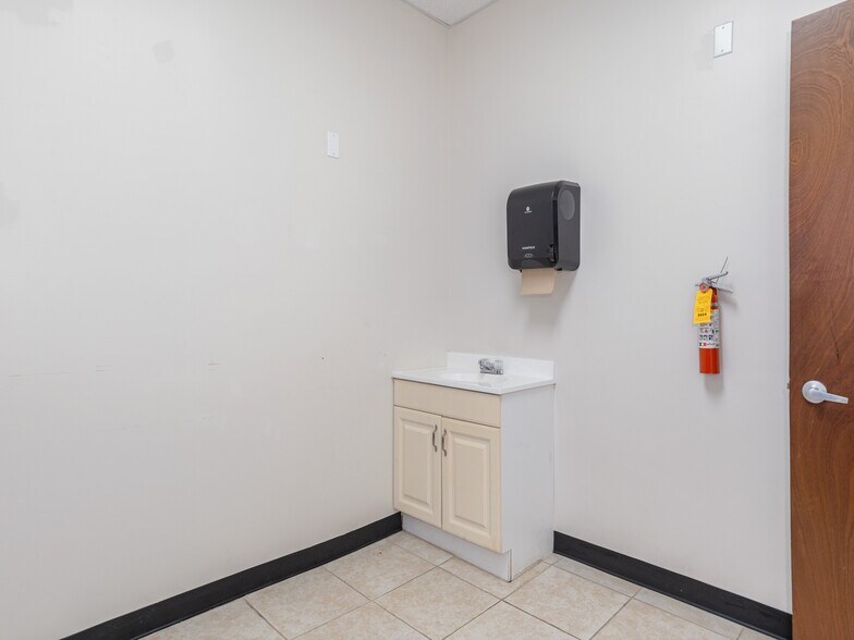 More Photos Of 579 Tunnel Rd, Asheville Freestanding For Lease