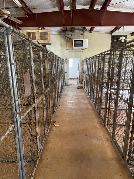 More Photos Of 16302 San Pedro Ave, San Antonio Veterinarian Kennel For Lease