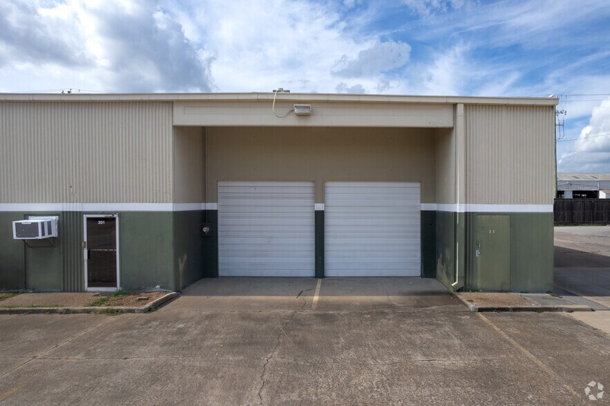 More Photos Of 1499 N Post Oak Rd, Houston Warehouse For Lease