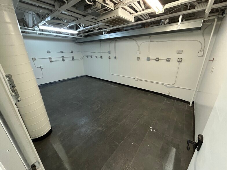 More Photos Of 2046 W Ironwood Dr, Phoenix Manufacturing For Sale